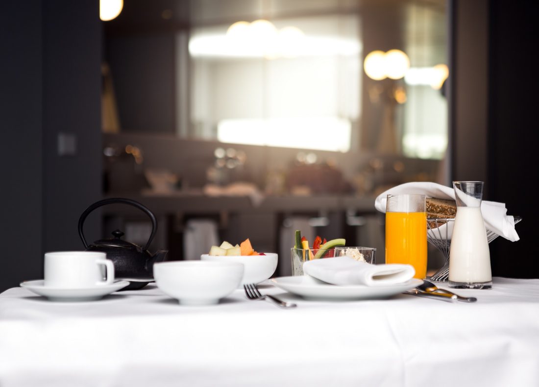 Petit-Déjeuner servi dans un hôtel Suitcase Hospitality