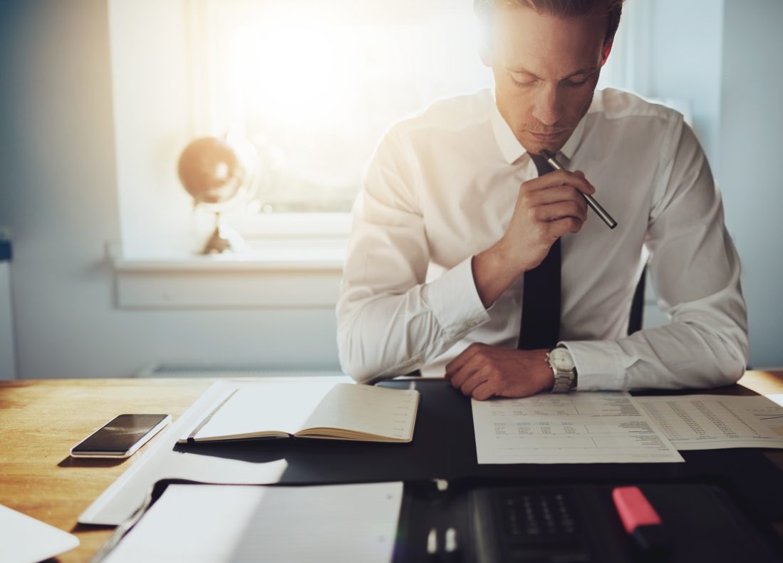 Financier examinant les contrats d'un projet hôtelier