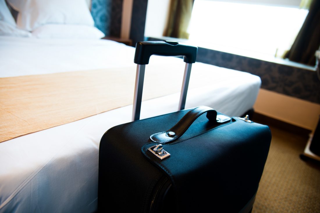 Valise dans une chambre d'hôtel Suitcase Hospitality