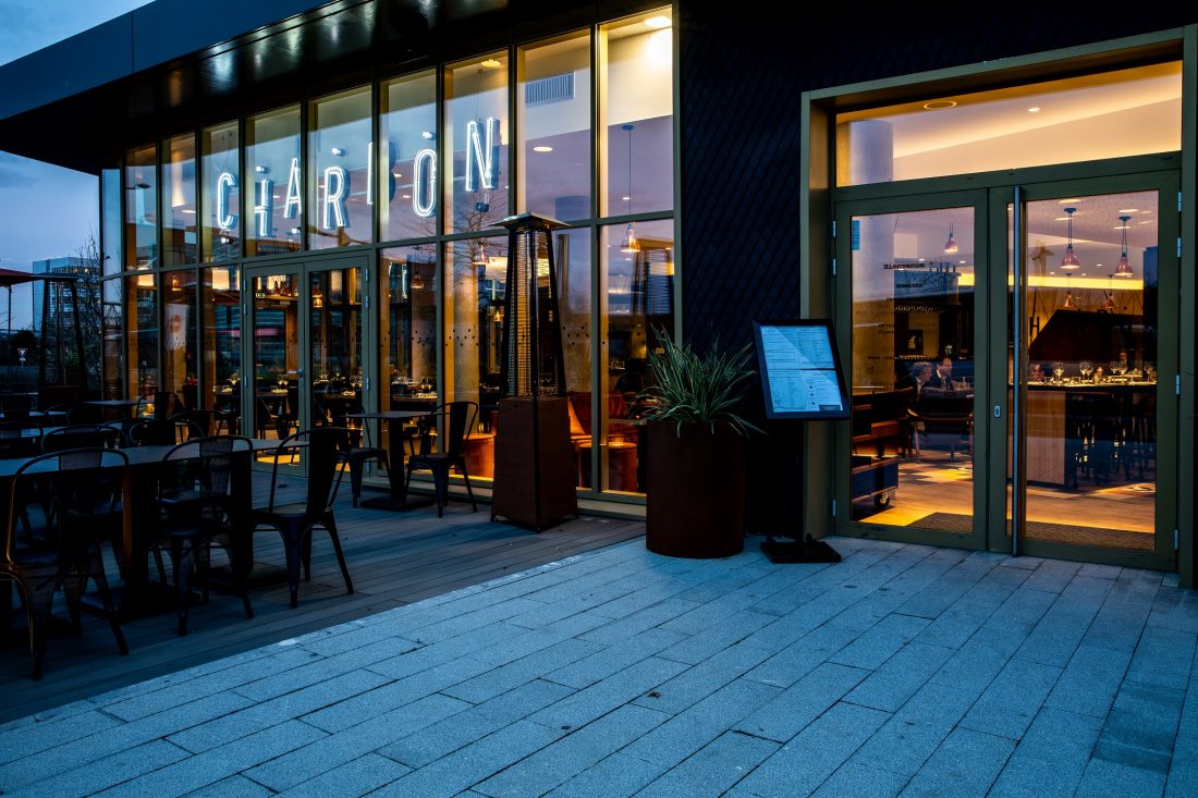 Entrée du CHARBON, restaurant bistronomique situé à Gennevilliers (92) à la tombée de la nuit