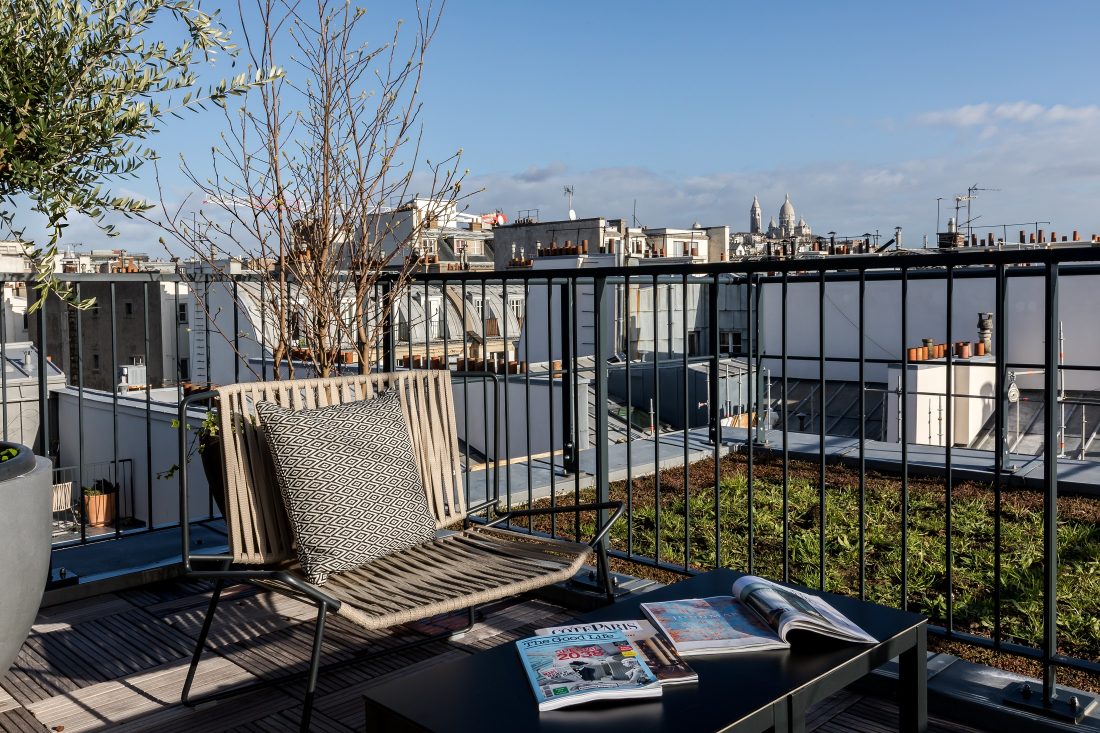 Terrasse avec vue sur le Sacré Coeur d'une chambre du LAZ' Hôtel Spa Urbain Paris Saint-Lazare, boutique-hôtel 4 étoiles du parc hôtelier Suitcase Hospitality