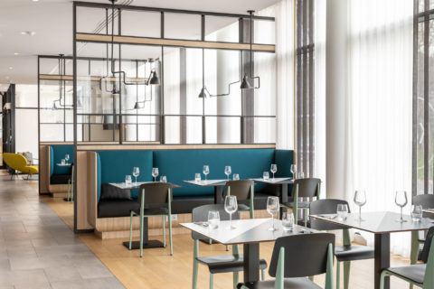 Salle du Restaurant Kitchen & Bar at Courtyard by Marriott 4 étoiles