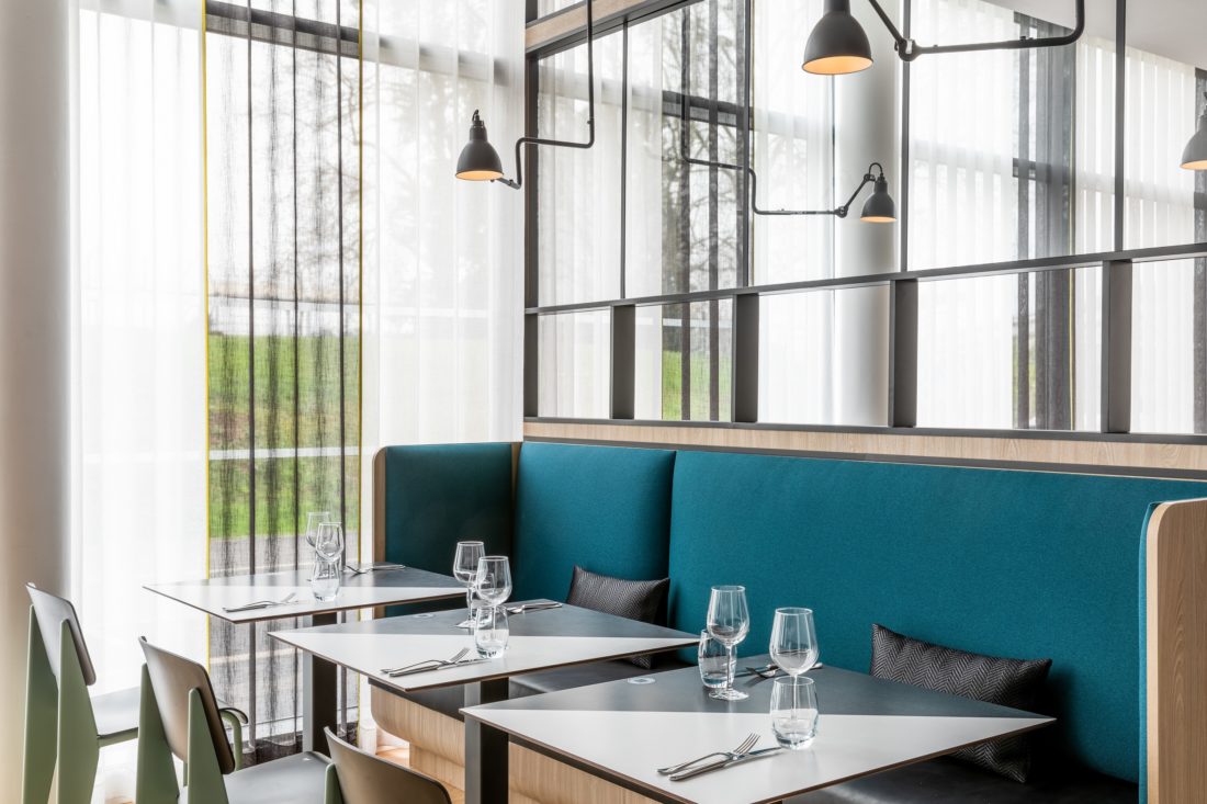 Salle du Restaurant Kitchen & Bar at Courtyard by Marriott 4 étoiles